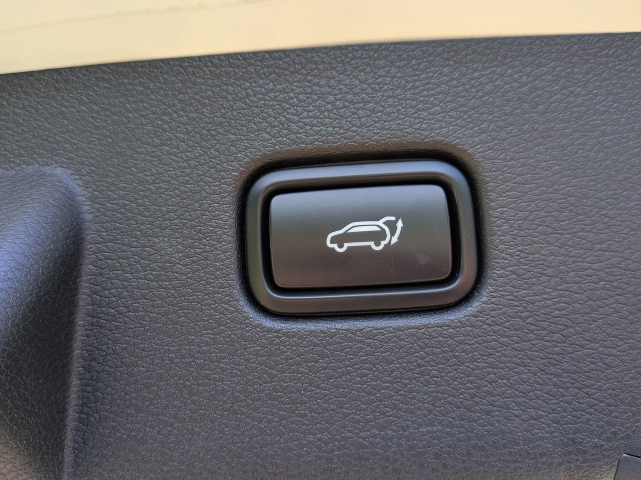 Used 2023 Glacier White Pearl/Ebony Black Roof Kia X-Pro image 11