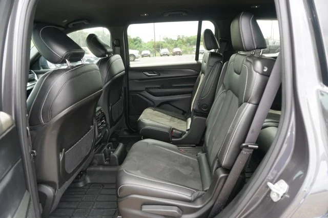 Used 2025  Jeep Laredo X image 21