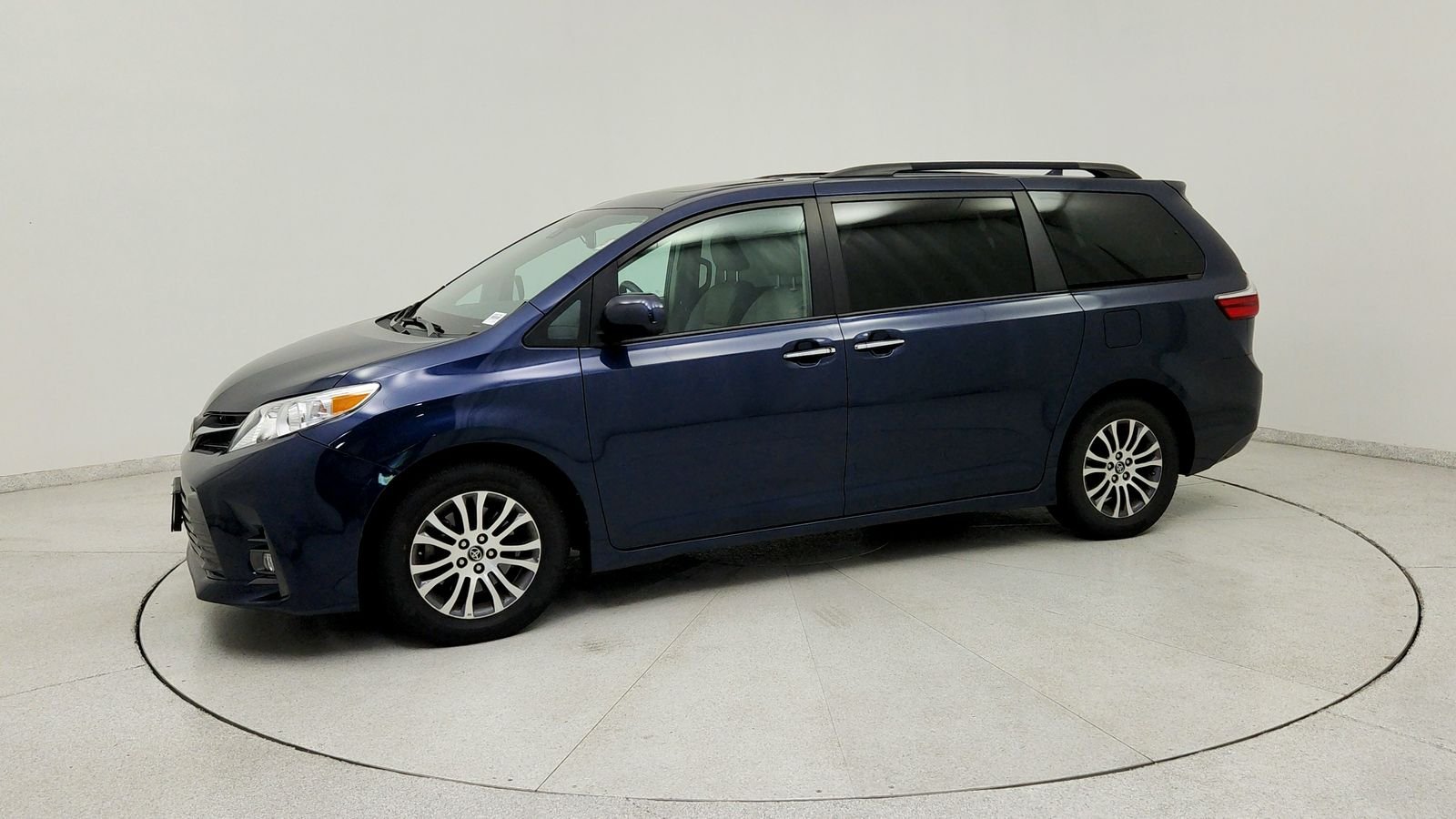Used 2019 Beige Toyota XLE Premium image 3