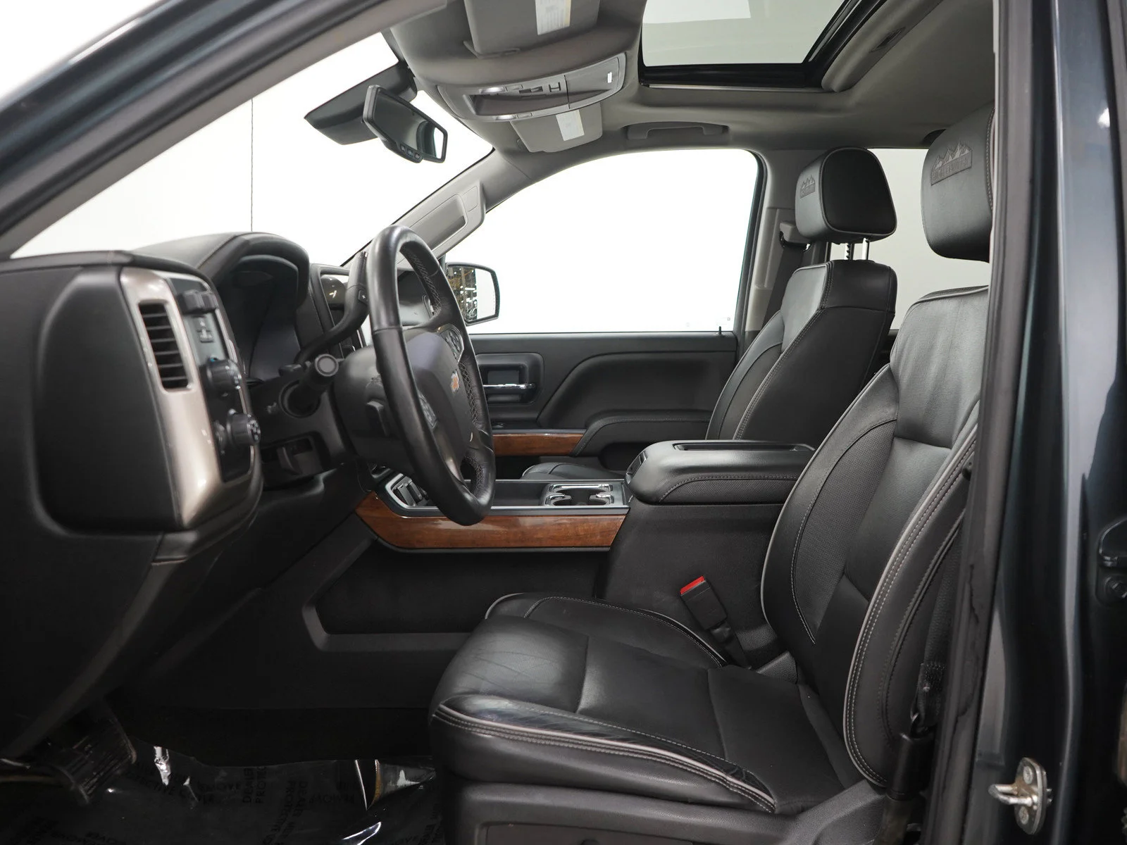 Used 2018 GRAPHITE METALLIC Chevrolet High Country image 23