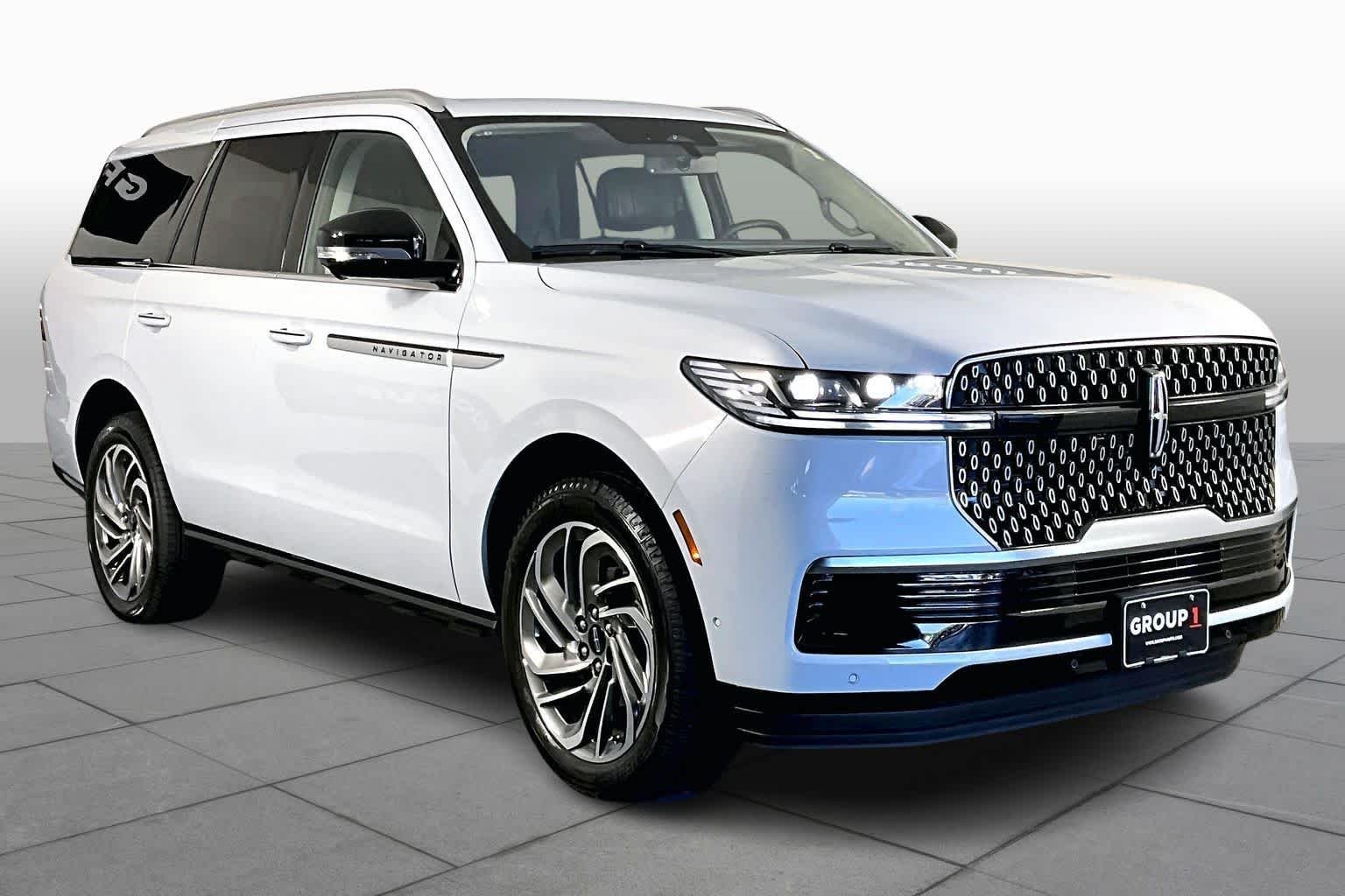 Used 2025 Crystal White Metallic Clearcoat Lincoln Reserve image 4