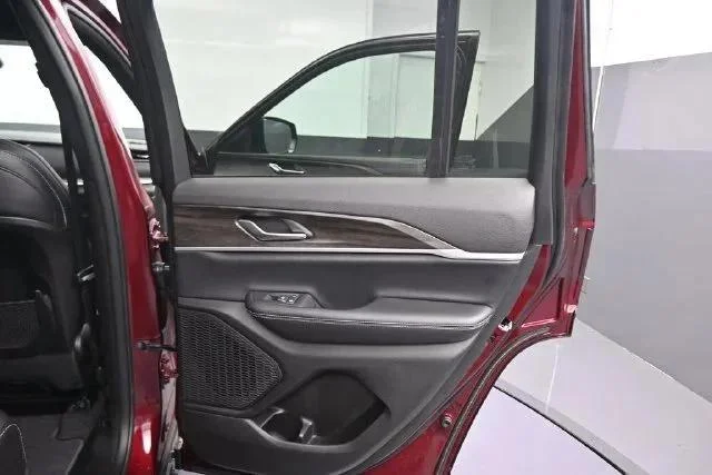 New 2026 Velvet Red Pearl-Coat Exterior Paint Jeep Laredo image 21