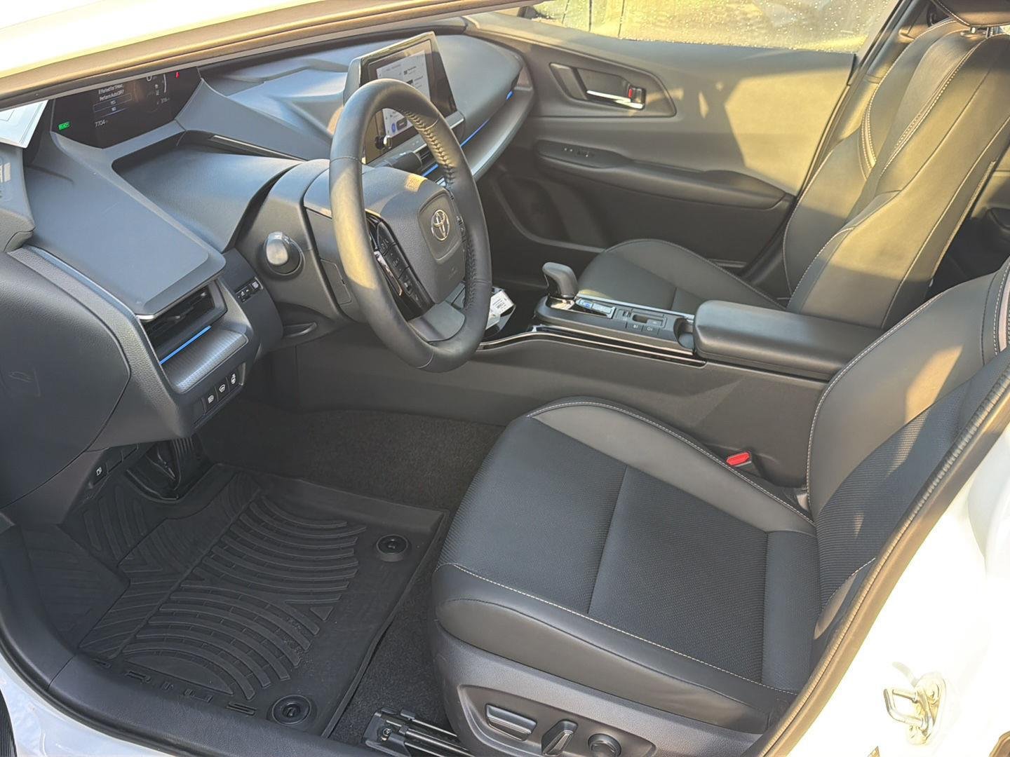 Certified Used 2025 Wind Chill Pearl Toyota XLE image 10