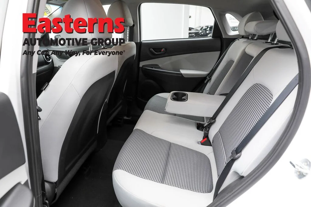 Used 2022 White Hyundai SE image 21