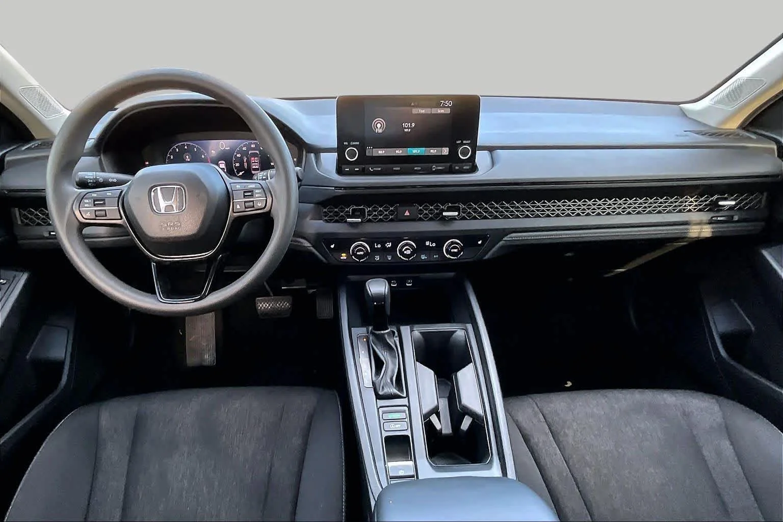 Certified Used 2025 Solar Silver Metallic Honda SE image 15