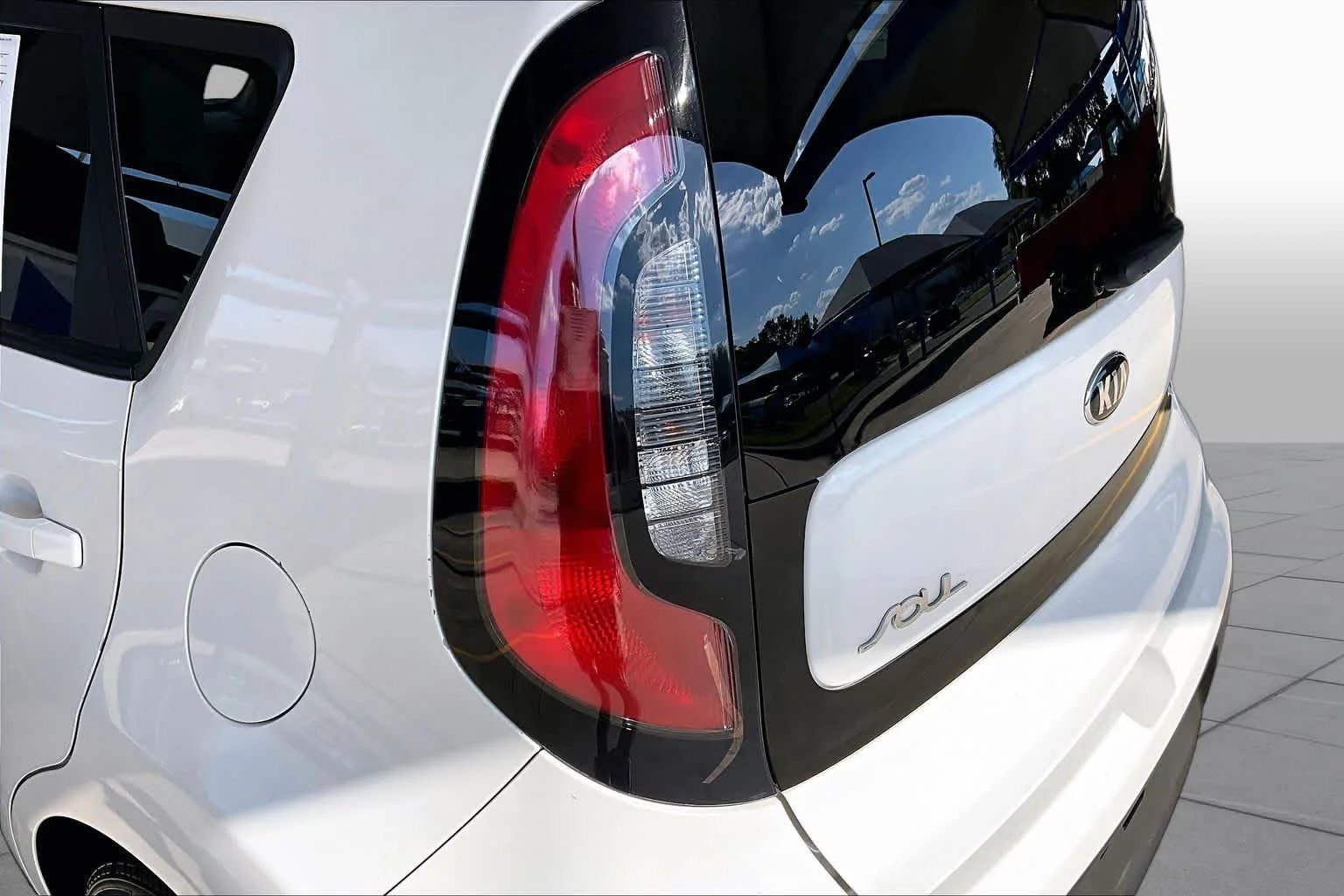 Used 2018 Clear White Kia Base image 28