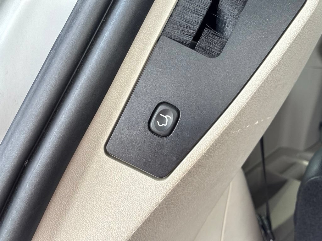 Used 2015 Bright White Clearcoat Chrysler Touring-L image 15