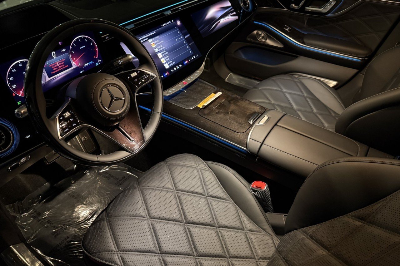 New 2027 MANUFAKTUR Moonlight White Metallic Mercedes-Benz Maybach S 580 4MATIC® Sedan image 8