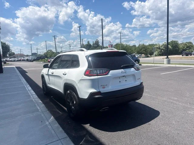 Used 2021 White Jeep Latitude Lux image 5