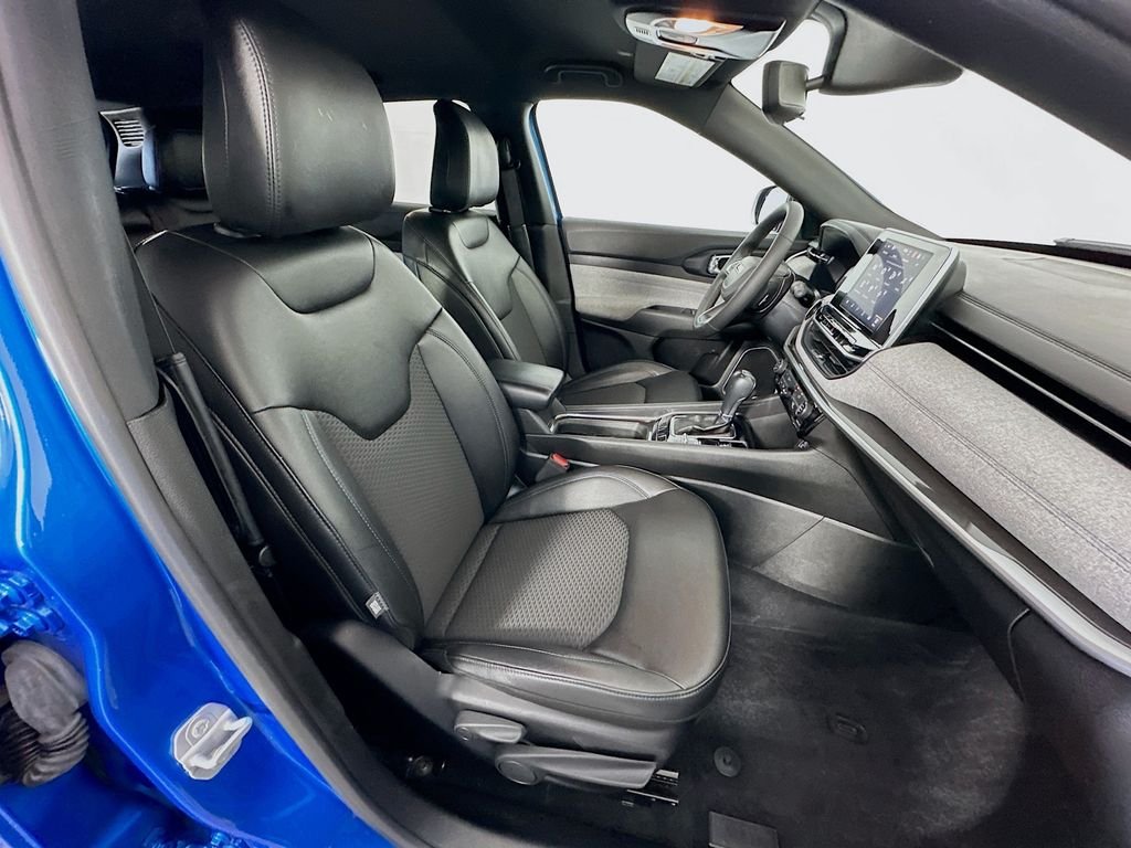 Used 2025 Blue Jeep Latitude image 27