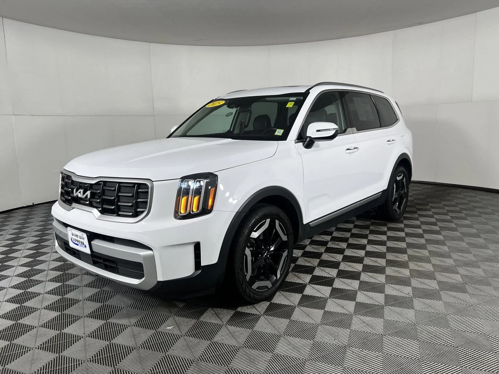 Used 2025 Glacial White Pearl Kia  image 26