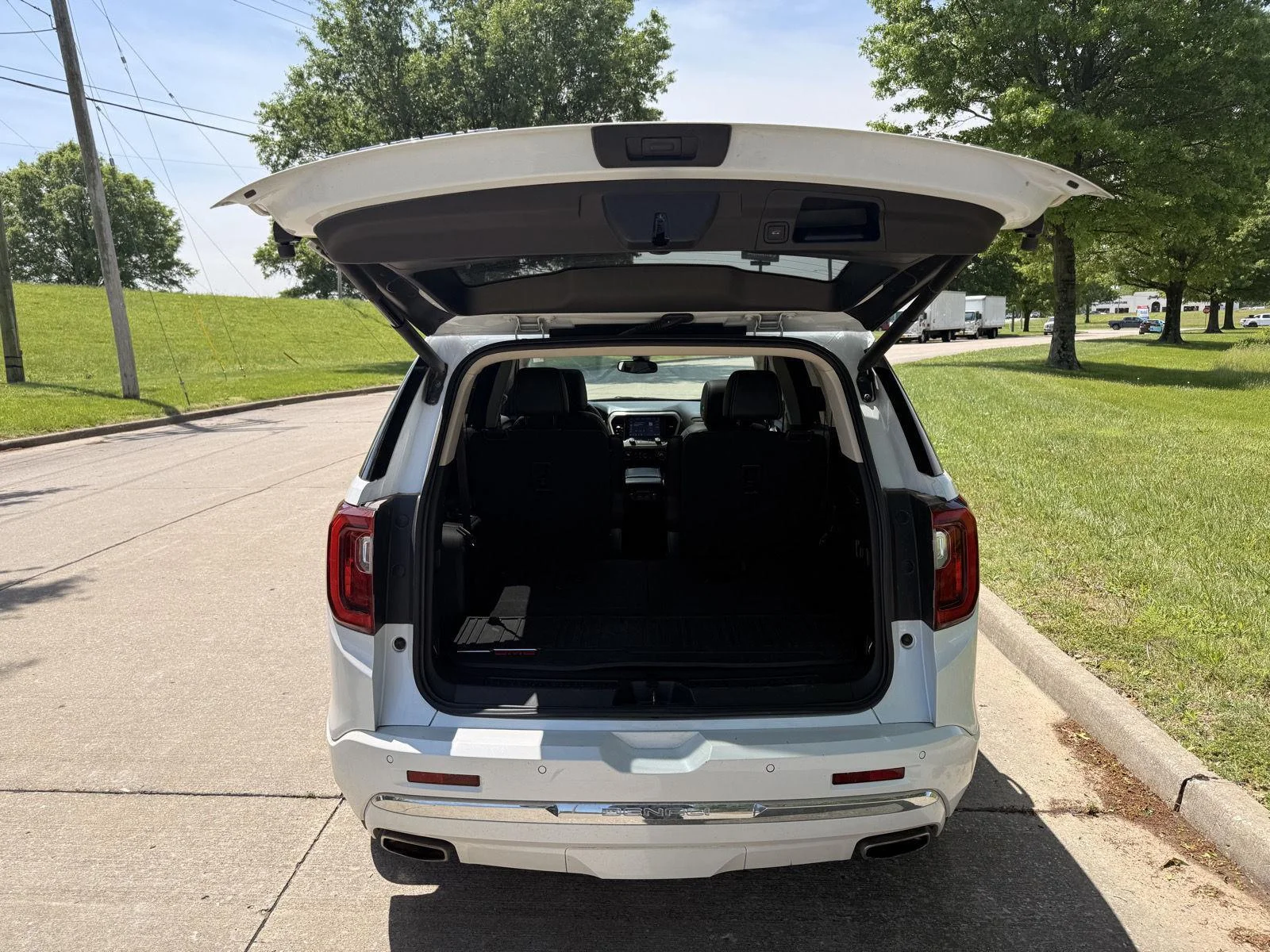 Used 2020 White Frost Tricoat GMC Denali image 5