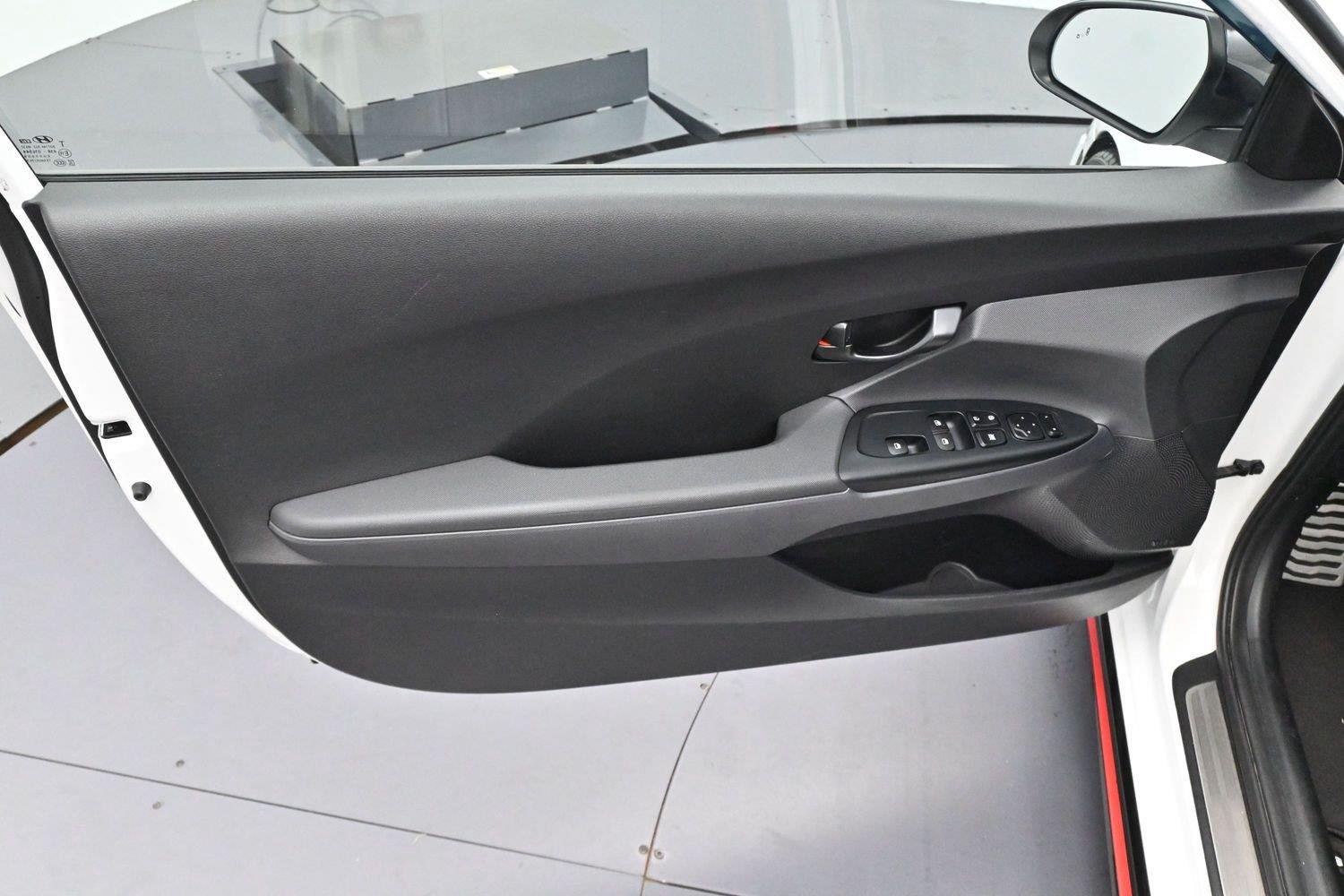 Used 2022 Lunar White Hyundai Base image 9