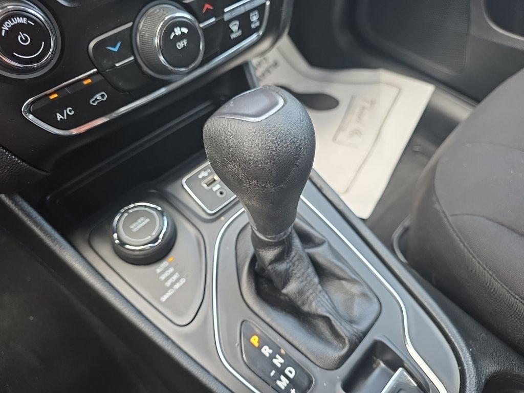 Used 2021 White Jeep Latitude image 22