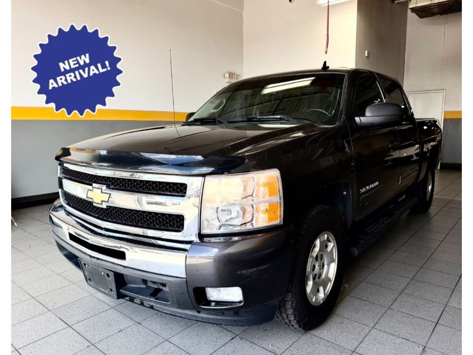 Used 2011  Chevrolet LT image 1