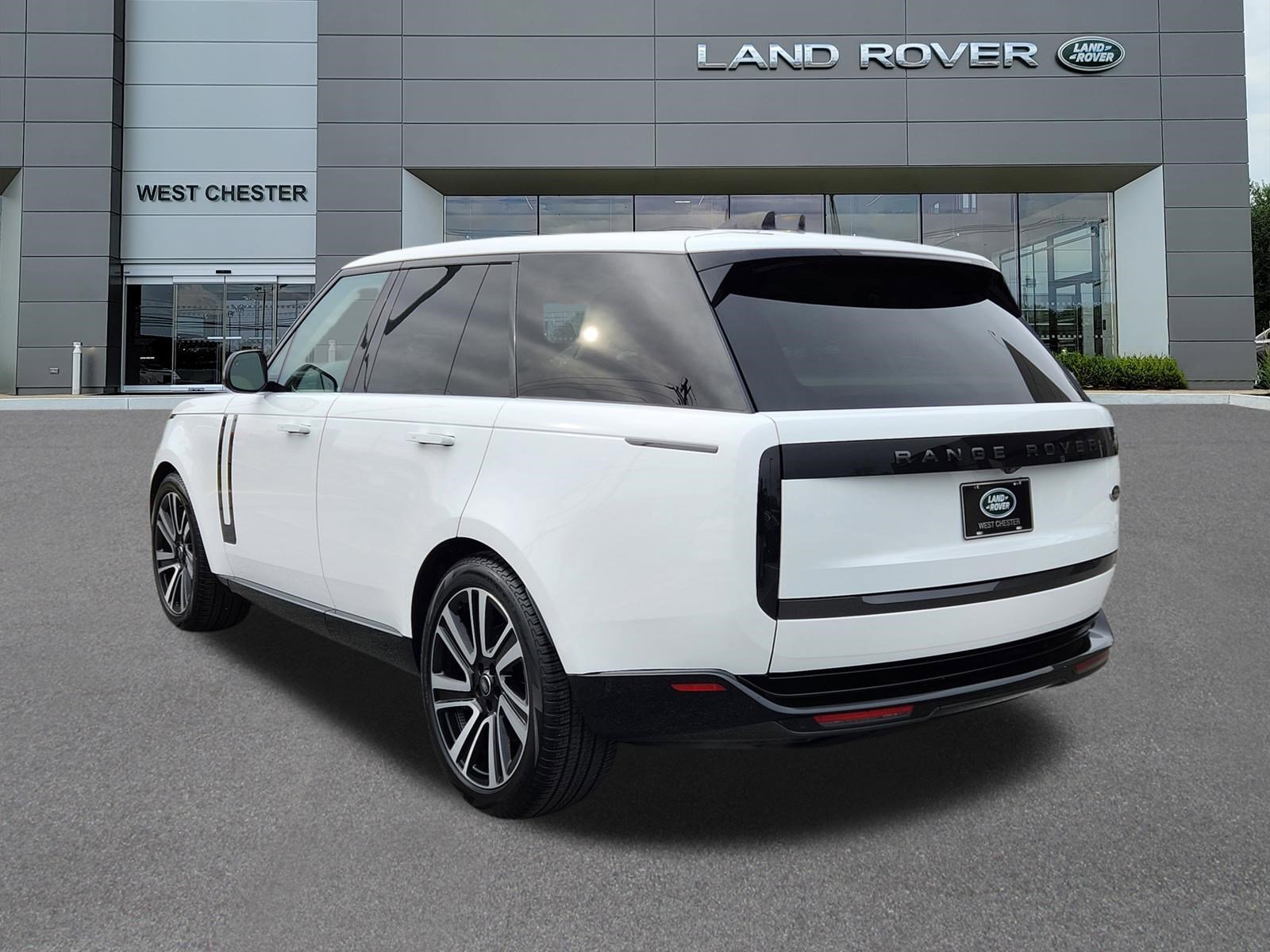 Certified Used 2023 Fuji White Land Rover SE image 3