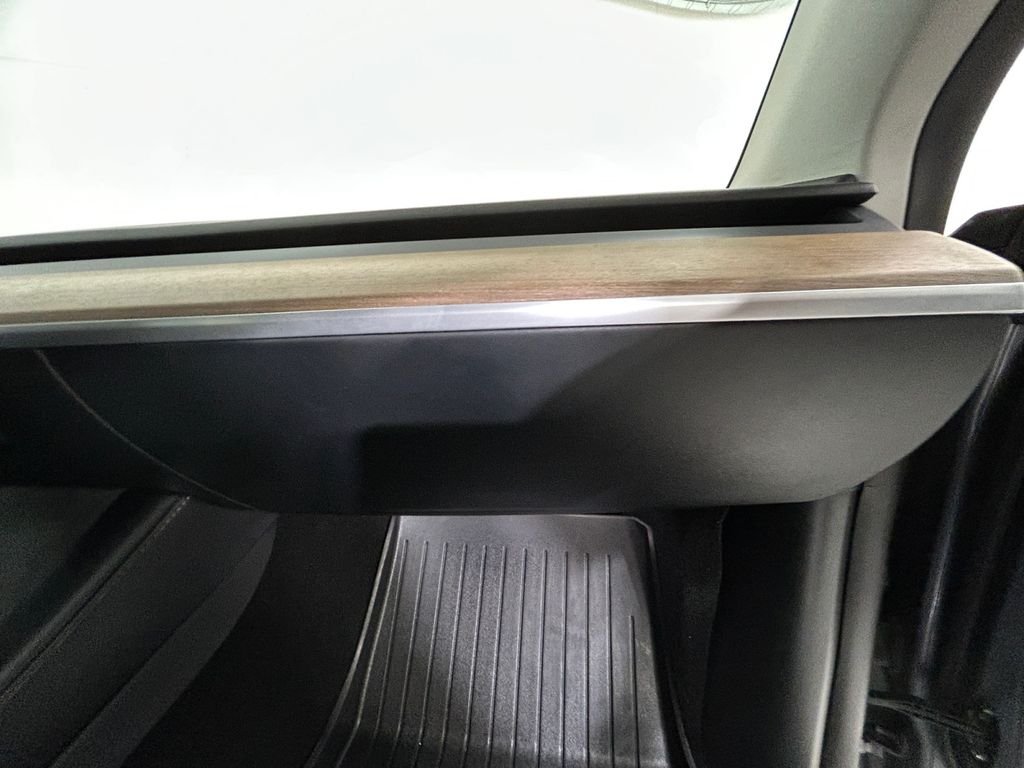 Used 2025  Tesla Long Range image 28