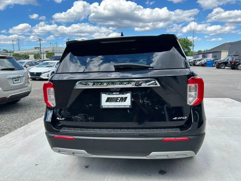 Used 2023 Black Metallic Ford XLT Sport Utility 4D image 32