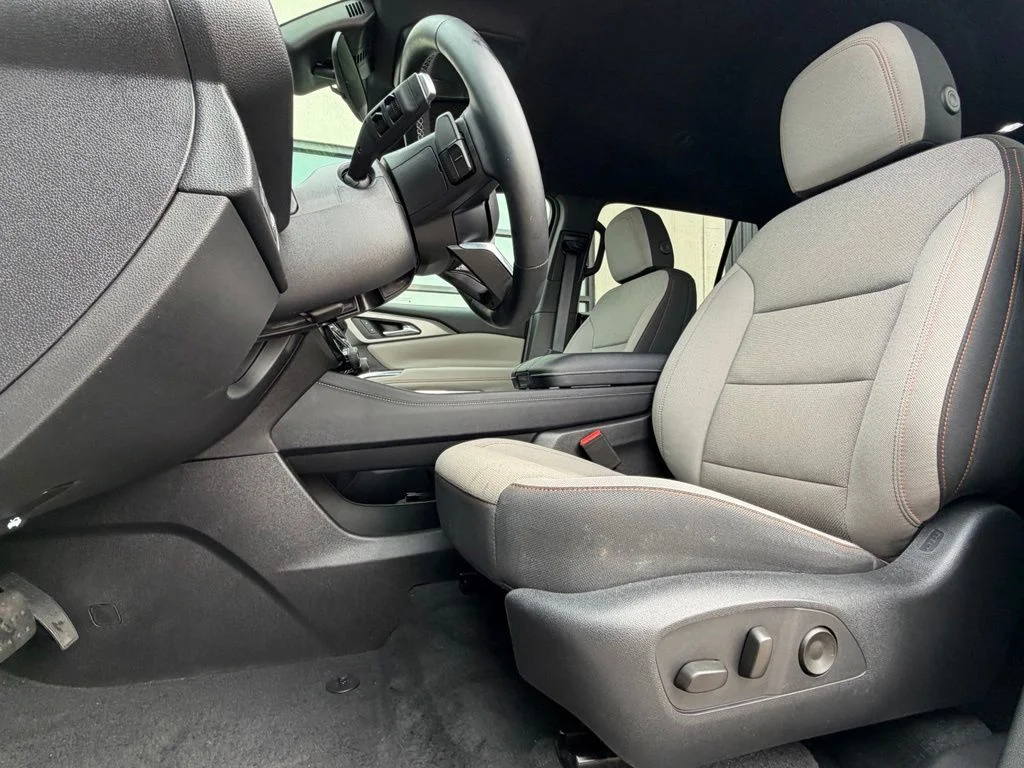 Used 2025 White Chevrolet LT image 6