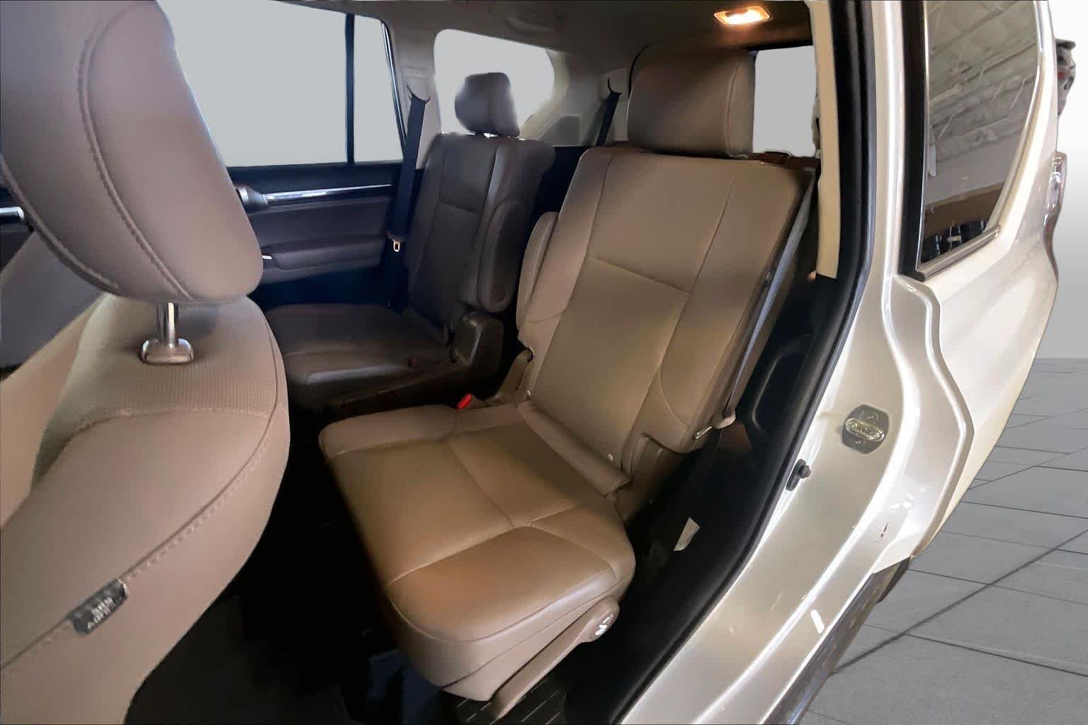 Used 2023 Eminent White Pearl Lexus Premium image 18