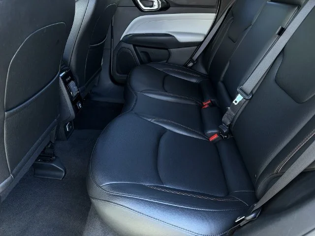 Used 2024  Jeep Limited image 19