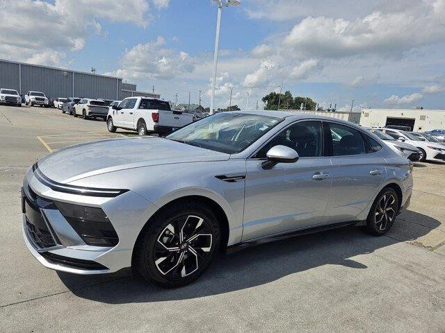 Used 2025 Aero Silver Hyundai SEL image 9