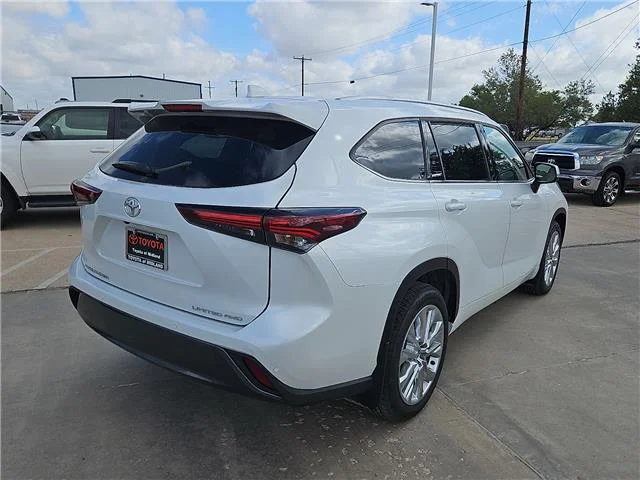Used 2025 Wind Chill Pearl Toyota Limited All-Wheel Drive image 4