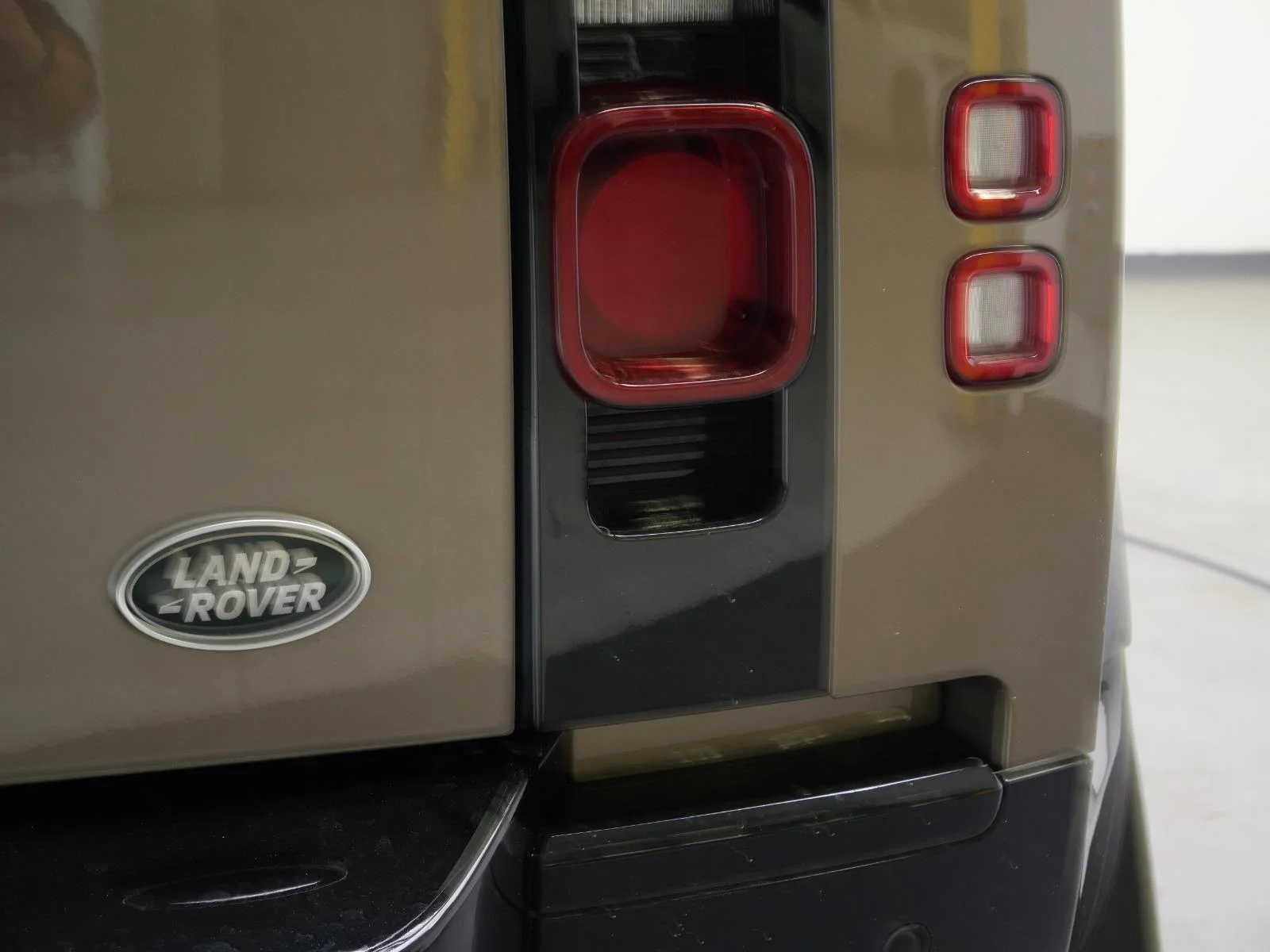 Used 2022 Gondwana Stone Metallic Land Rover X-Dynamic HSE image 9