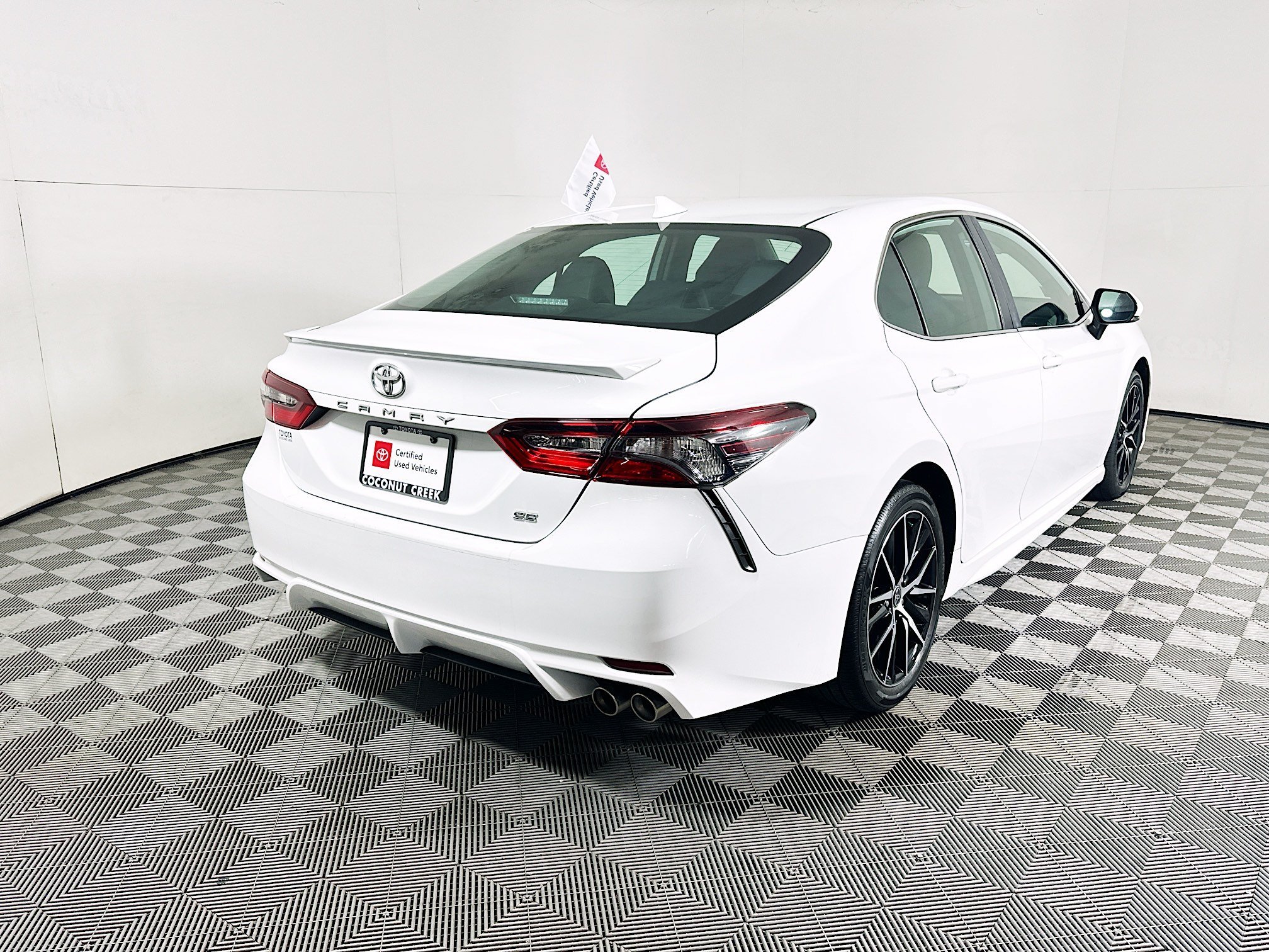 Used 2024 Ice Toyota SE image 3