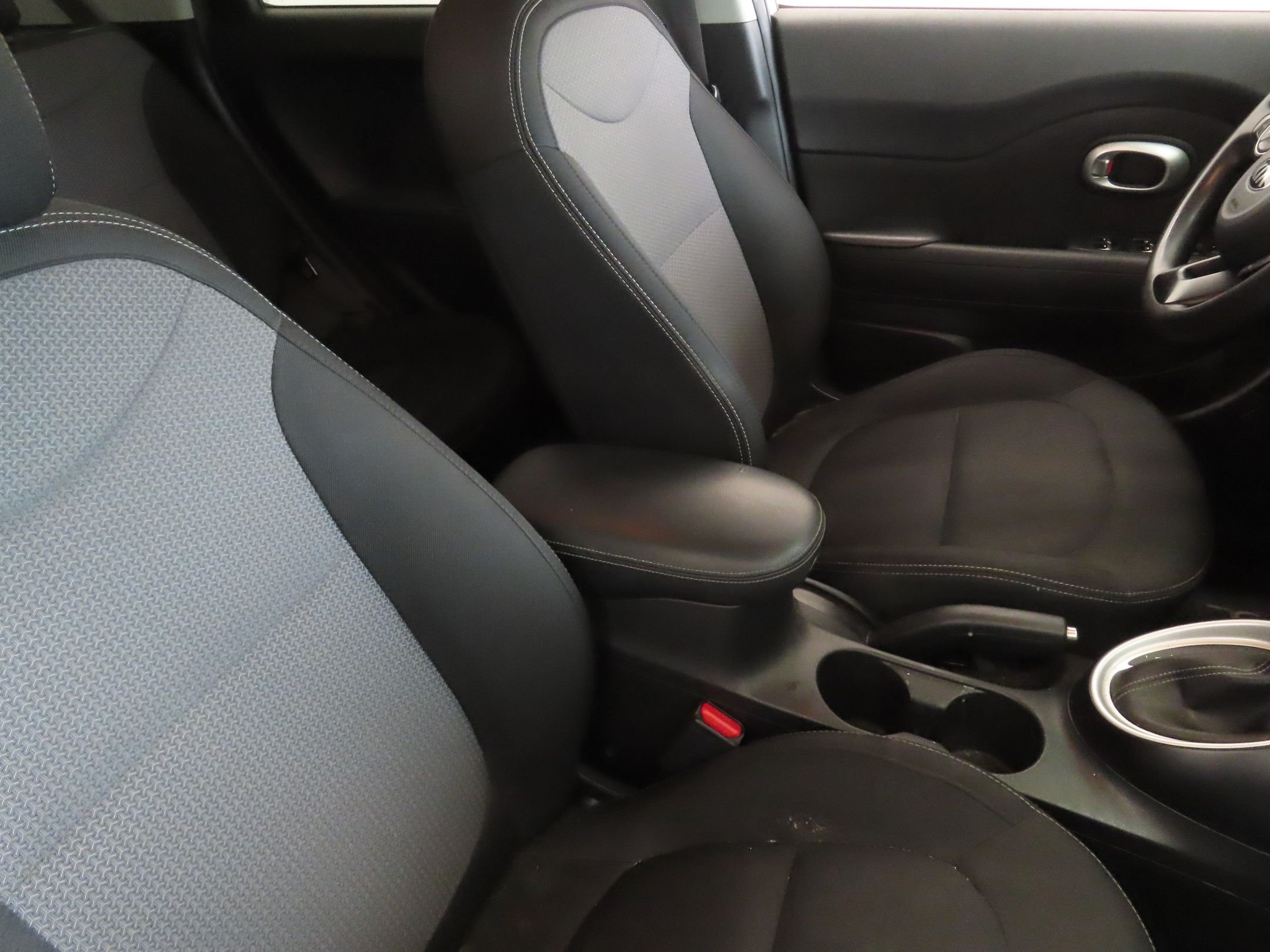 Used 2018 White Kia Plus image 24