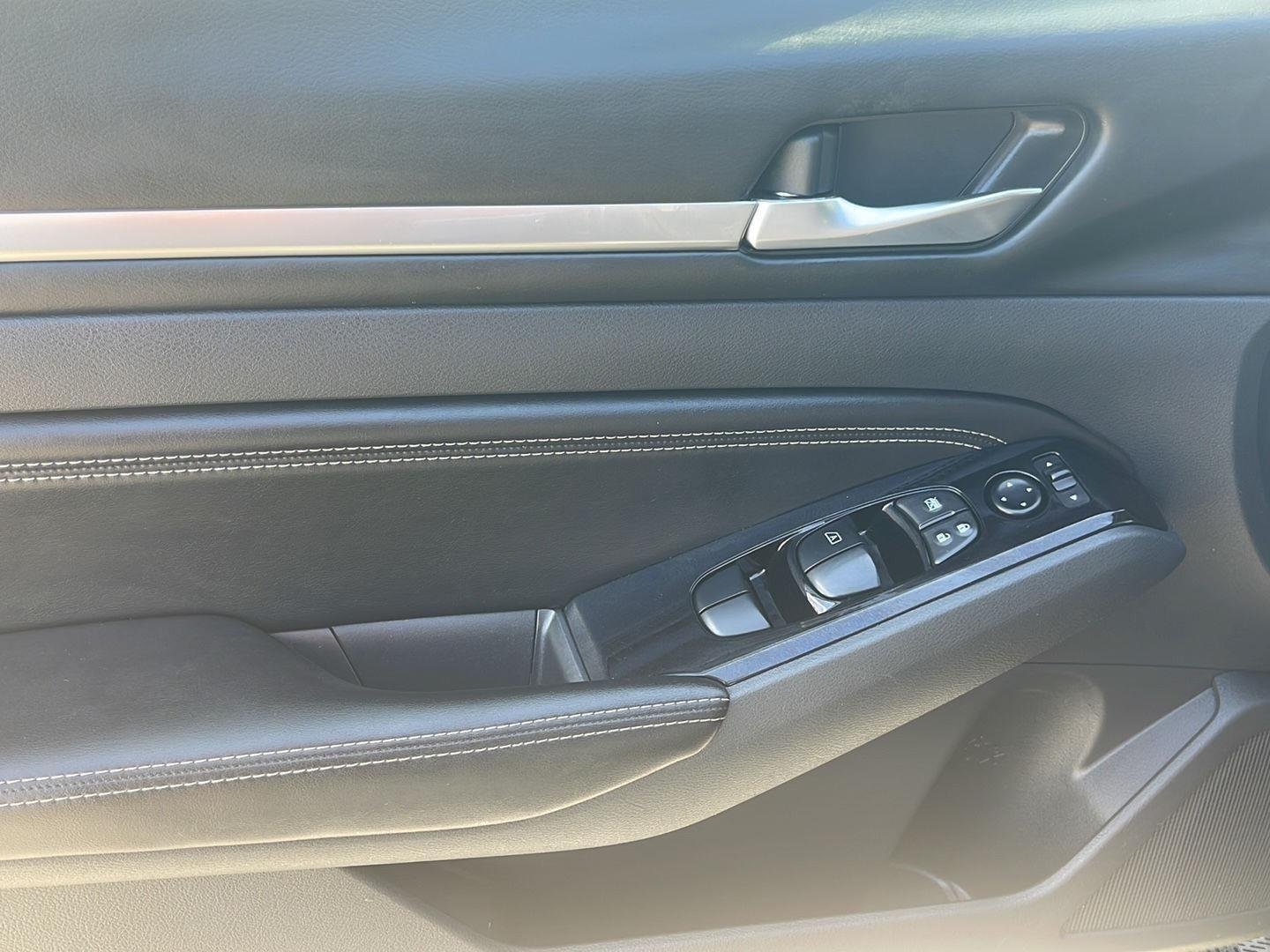 Used 2022 Super Black Nissan 2.5 SV image 18