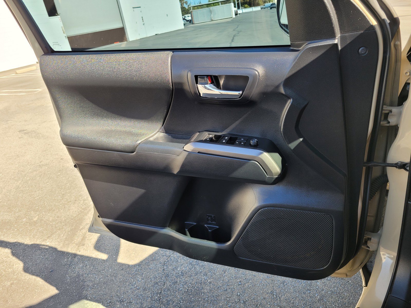 Used 2019  Toyota  image 27