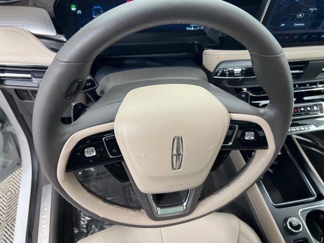 Used 2023 White Lincoln Standard image 21