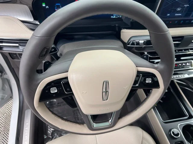 Used 2023 White Lincoln Standard image 21