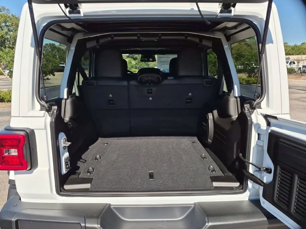 New 2027 White/off-white Jeep Rubicon X image 29