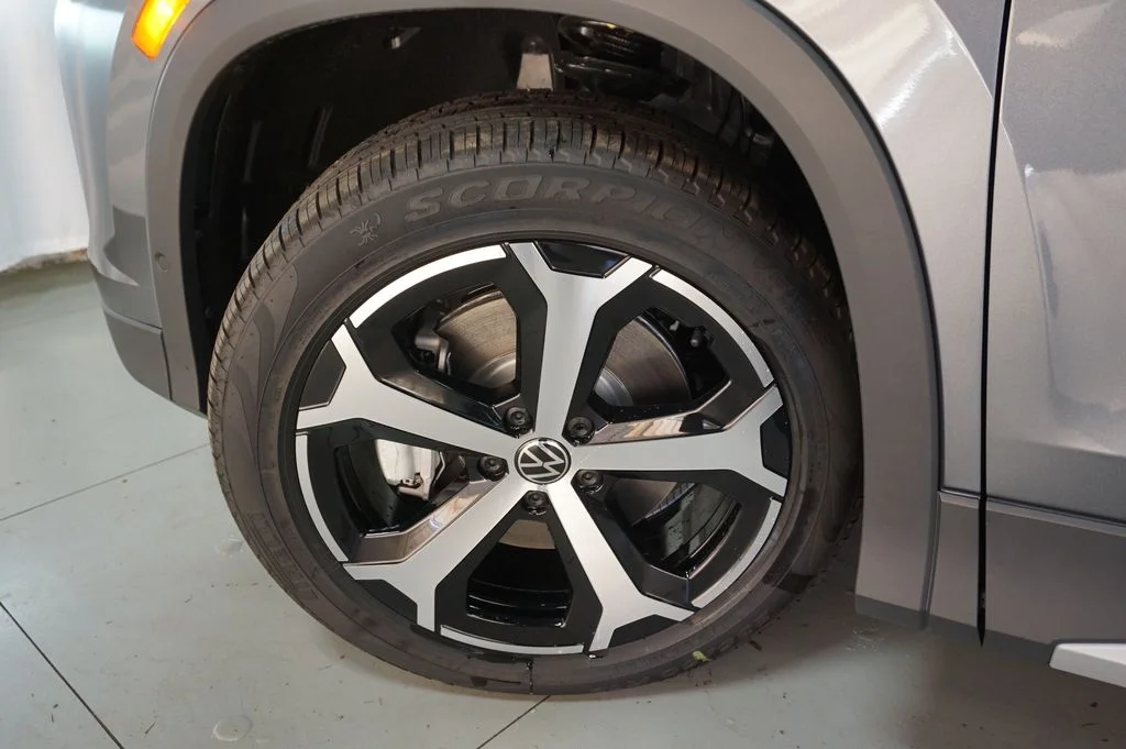 New 2026 Platinum Gray Volkswagen 2.0T SE image 30
