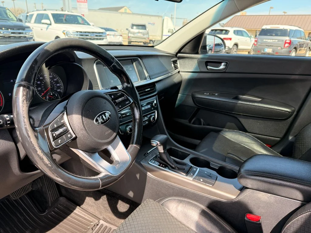 Used 2020 Silver Kia SE image 22