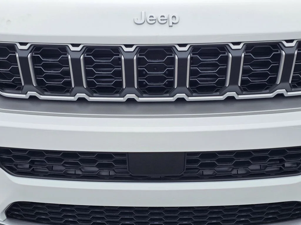 New 2026 Bright White Clear-Coat Exterior Paint Jeep Limited image 3