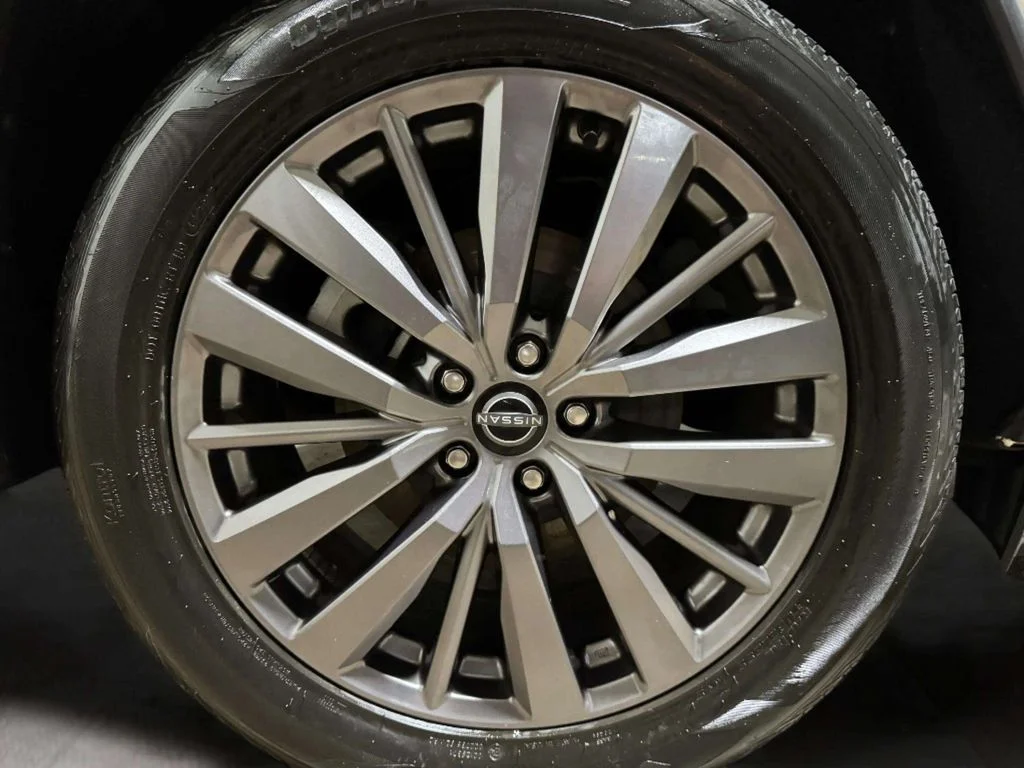 Certified Used 2024 Pearl White Tricoat/Super Black Nissan SL image 35