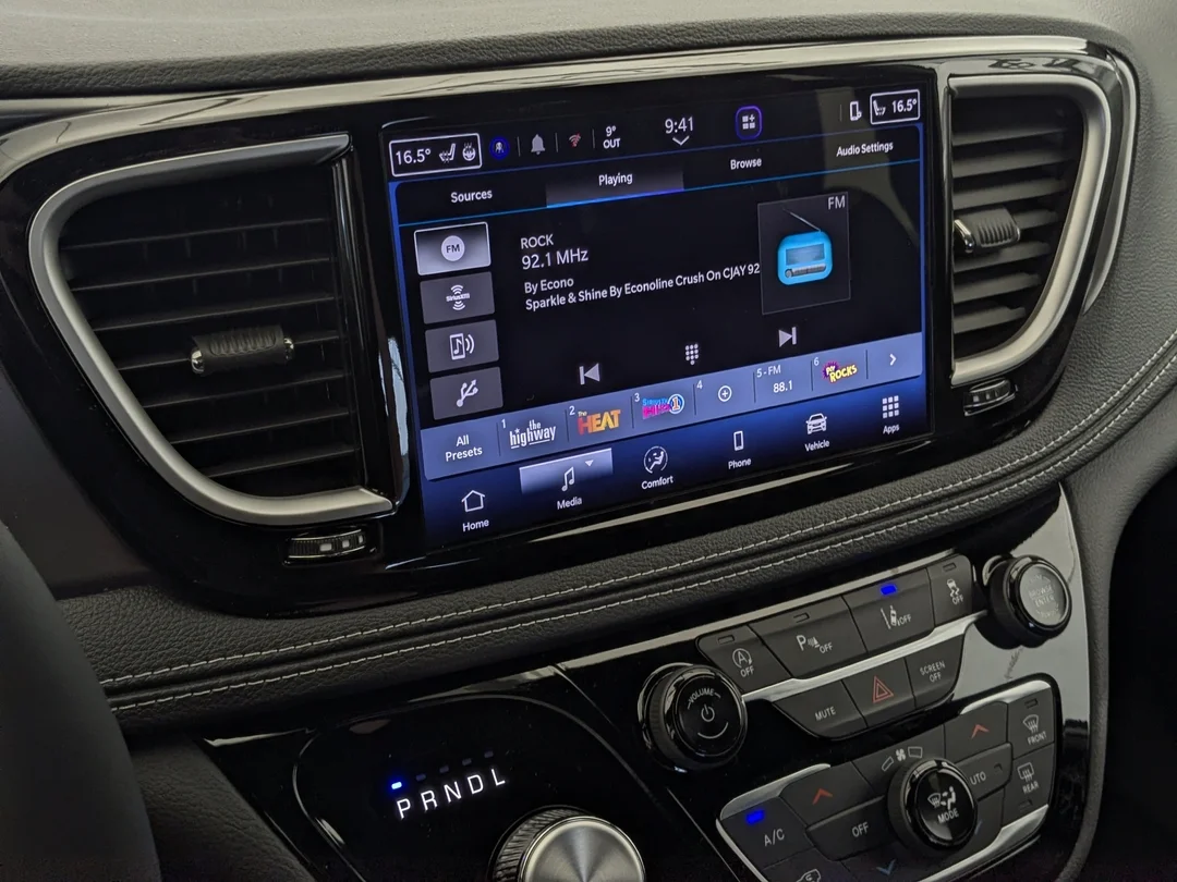 New 2026 White Chrysler Select - - FWD - 360 Camera - FAV Edition - Power Liftgate - Remote Start & More! image 23