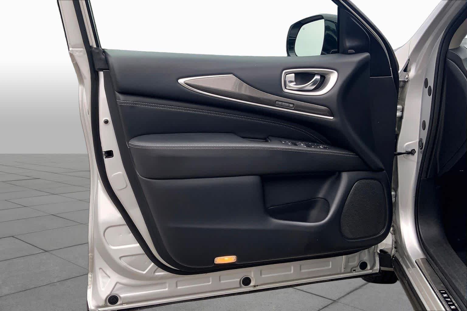 Used 2019 Liquid Platinum INFINITI LUXE image 21