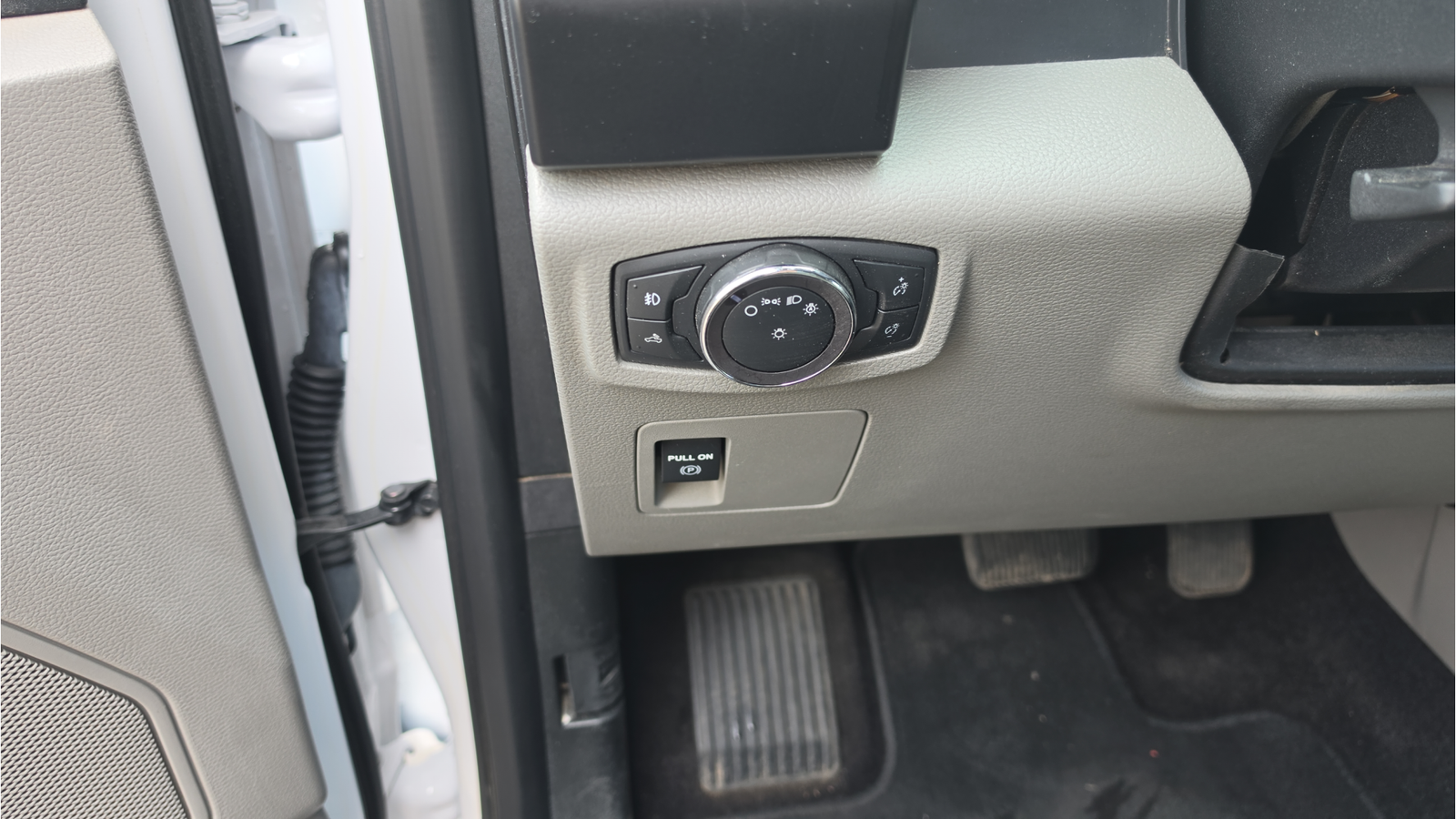 Used 2018 Oxford White Ford XL image 21