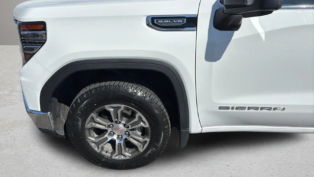 Used 2025 White GMC SLT image 36
