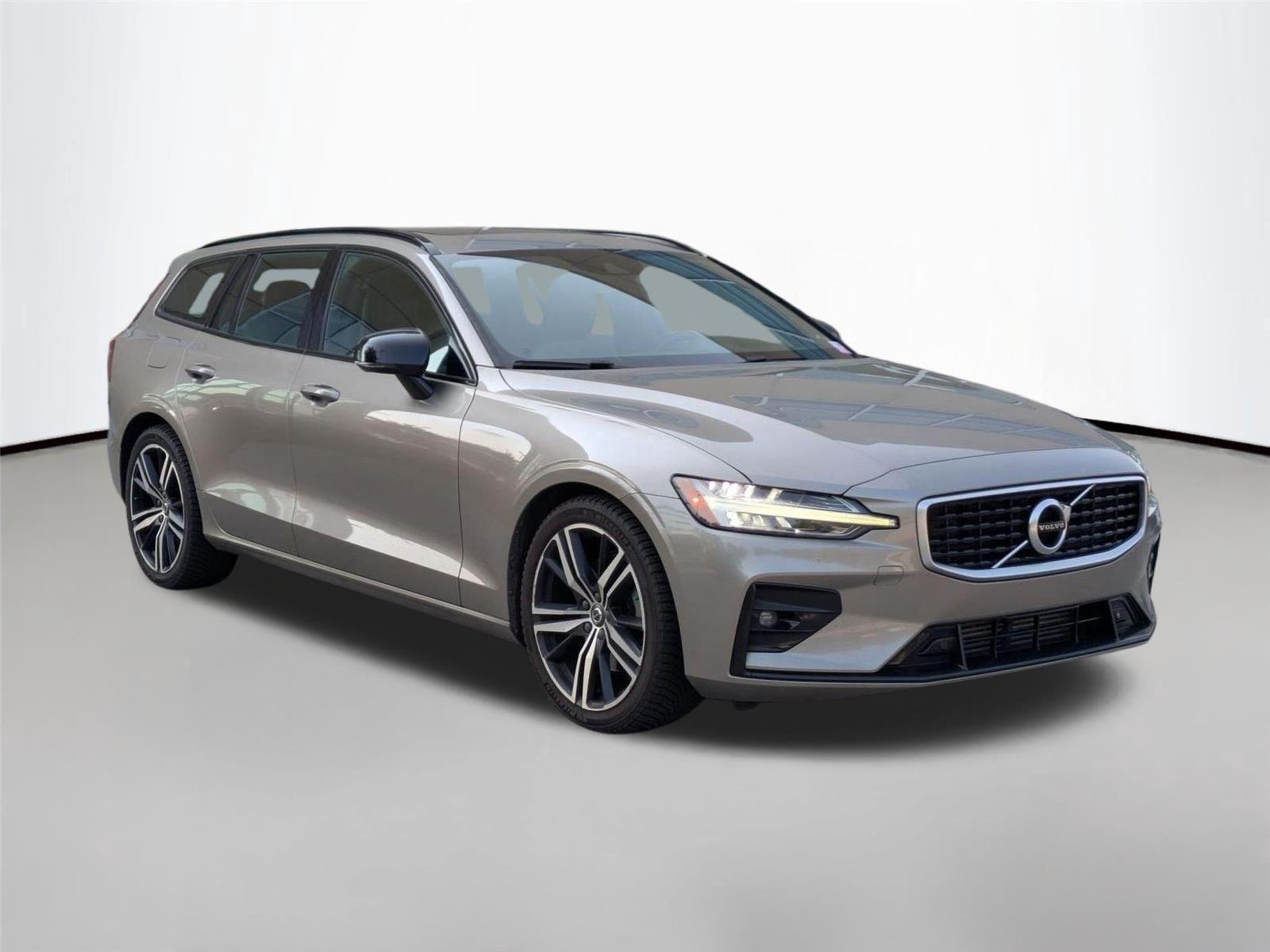 Used 2020 Pebble Grey Metallic Volvo R-Design image 3