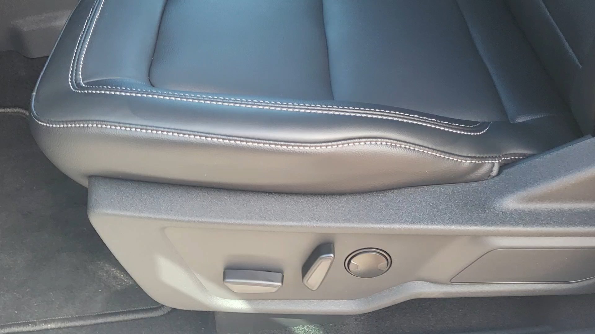 New 2026 Avalanche Gray Ford Outer Banks image 12
