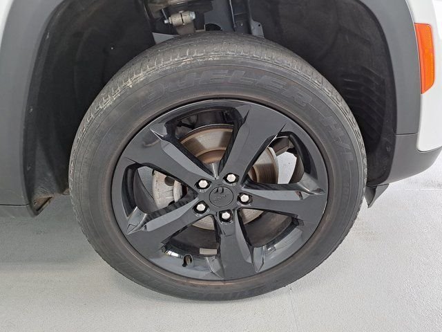 Used 2022 White Jeep Altitude image 33