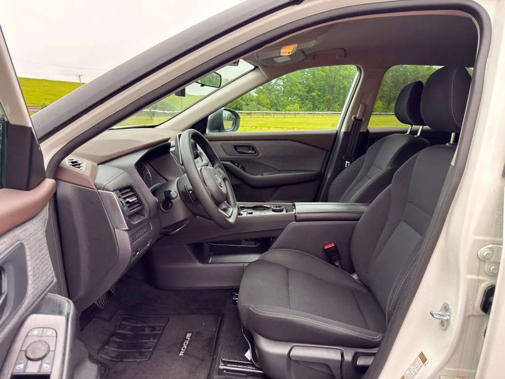 Used 2023 White Nissan S image 17