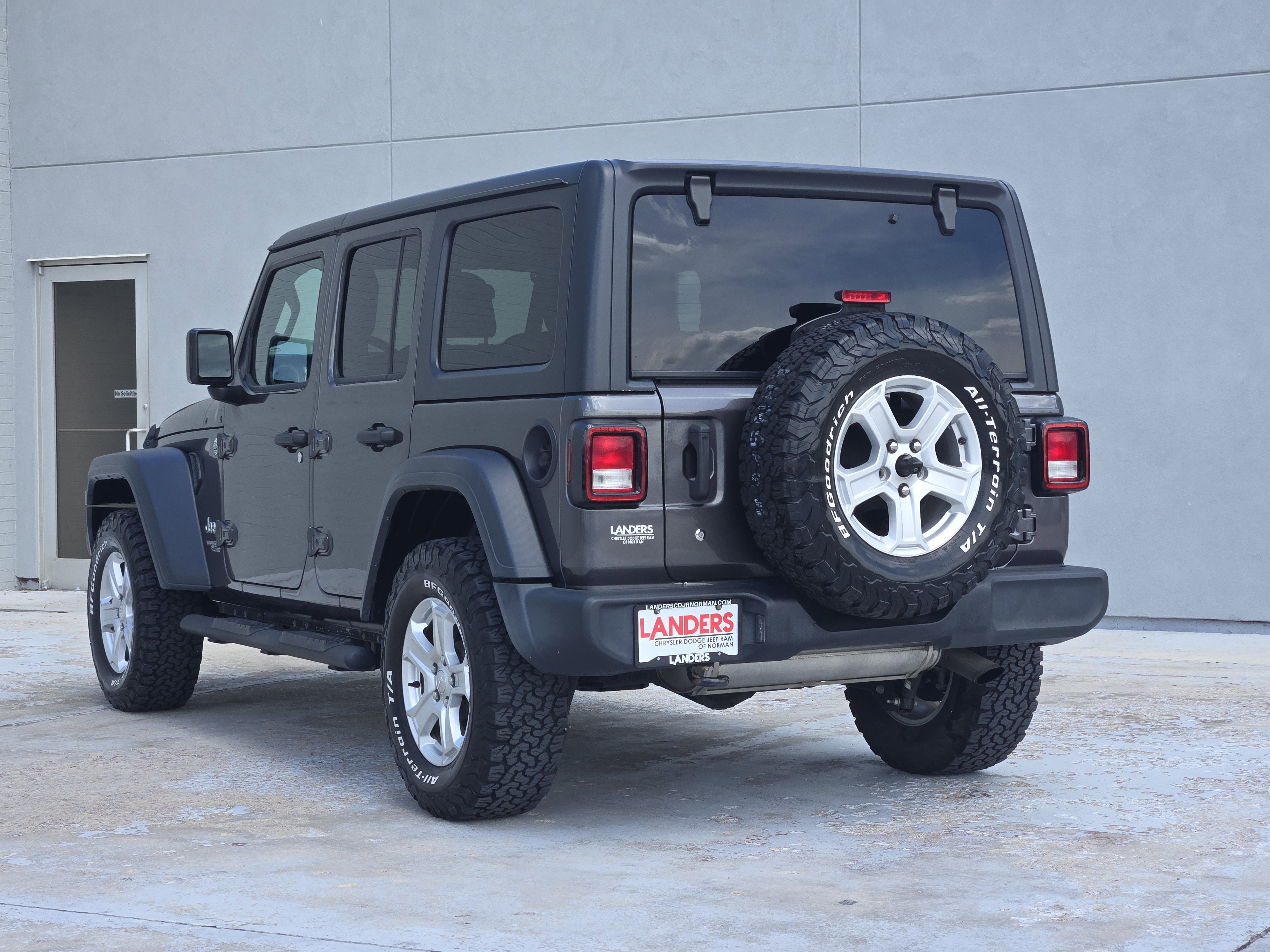 Used 2019 Granite Crystal Metallic Clearcoat Jeep Sport S image 5