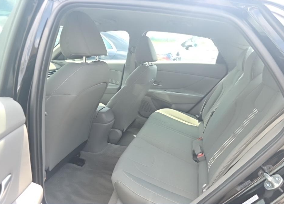 Used 2023 Black Hyundai SEL image 15