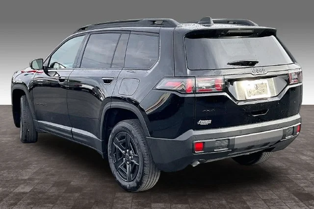 New 2026 Diamond Black Crystal Pearl-Coat Exterior Paint Jeep Limited image 3